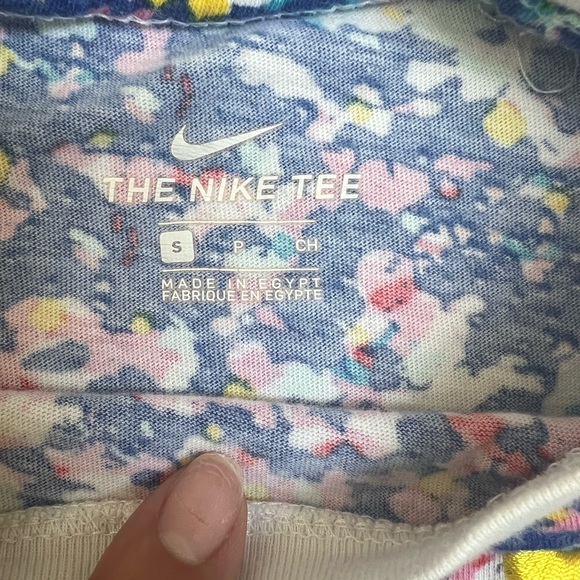 Girls Nike Tee - Picture 4 of 4